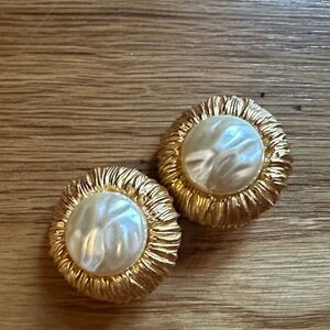 Vintage KJL BARBARA BUSH PEARL BUTTON CLIP EARRINGS